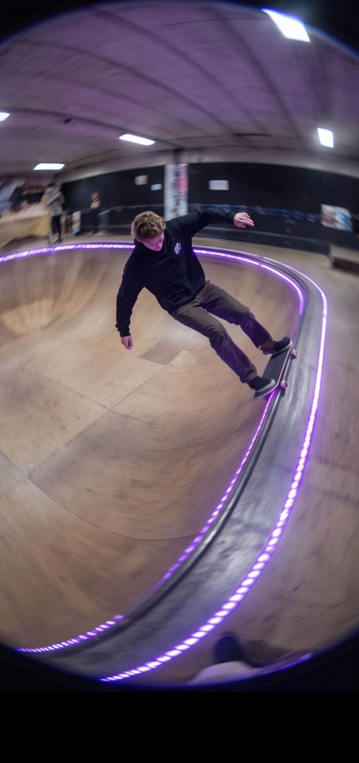Skater i lilla belyst indoor bowl